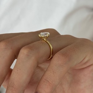 Bague de fiançailles avec diamant ovale de 2,5 carats, E VVS2, cultivé en laboratoire, sertie de pierres, or jaune 14 carats, bague solitaire unique, certifiée IGI - Product Image 4