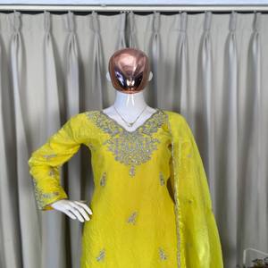 Ensemble haut et pantalon palazzo brodé de sequins VASTRA COTTAGE Designer Fendy avec dupatta, tenue ethnique pour soirée - Product Image 2