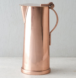 Carafe à eau géométrique stylisée en métal doré, au design moderne et aux formes angulaires, disponible au prix de gros. - Product Image 4