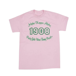 Camiseta AKA 1908 Tagline de cuello redondo rosa y manga corta con estampado verde y blanco, ropa informal de hermandad para mujer - Product Image 1