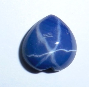 Saphir bleu étoilé en forme de cœur 10x10 mm 4,5 carats, cabochon poli créé en laboratoire avec effet étoile à 6 branches pour la fabrication de bijoux - Product Image 3