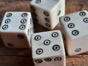 Dados de cuerno tallados a mano estilo romano antiguo – Diseño auténtico inspirado en la Roma/Vikingos / la mayoría de PERFECT ENTERPRISES - Product Image 4