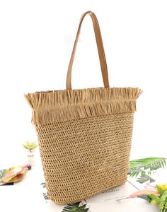 Camina hacia tu propia felicidad brillante con este hermoso bolso de hilo natural diseñado con un cuerpo tejido y detalles de flecos. - Product Image 2
