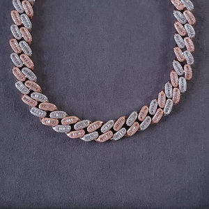 สร้อยคอโมอิสซาไนต์ทรงบาแกตต์ชุบโรเดียมแบบ Iced Out พร้อมตัวเรือนแบบ Channel Setting และโซ่ Cuban Link สำหรับทุกเพศ - Product Image 2