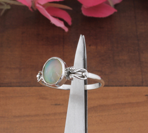 Bague de fiançailles et de mariage classique bohème délicate en argent sterling 925 avec sertissage en bézel, pierre précieuse opale taille brillant, faite à la main - Product Image 3