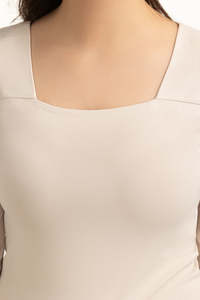 Camiseta de Mujer Hecha a Medida al Por Mayor, Cuello Cuadrado Beige, Manga 3/4, Camiseta Beige Elegante, Ropa - Product Image 3