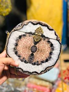 Pochette de soirée en pierre et résine de haute qualité avec chaîne en laiton, design brodé unique et raffiné, artisanat en résine - Product Image 3