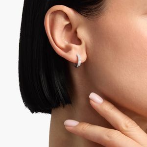 Pendientes de Aro Huggie de Lujo con Doble Hilera de Diamantes Cultivados en Laboratorio, Corte Brillante Redondo, en Oro Blanco de 14k - Product Image 2