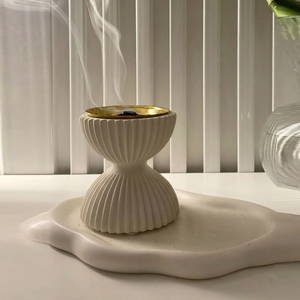 Brûle-encens élégant en bois blanc cannelé, doté d'un design à double niveau et d'un bol intérieur doré brillant, pour une décoration intérieure moderne. - Product Image 2