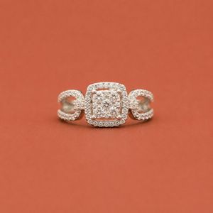 Anillo de Moissanita Minimalista con Halo Cuadrado en Plata S925 para Mujer, Estilo Boda - Product Image 1