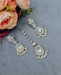 Parure de bijoux ethniques plaqués or antique avec collier, boucles d'oreilles et mangtika en pierre de cristal taille poire, pour occasions festives, vente en gros - Product Image 3
