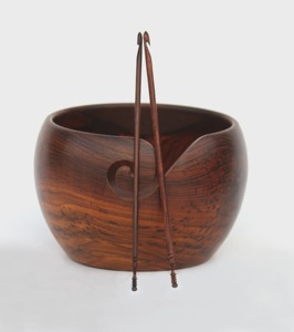 Bol à fil en bois de rose fait main, organisateur pour tricot et crochet, et crochets à crochet, cadeau de Noël fonctionnel en bois massif - Product Image 5
