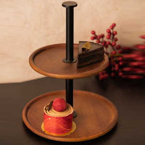 Support à gâteau moderne à deux niveaux en bois, avec des plateaux en bois naturel riche, une tige centrale en métal noir élégante et une poignée plate pour le service - Product Image 2