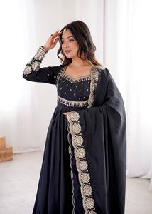 Elegante Conjunto de Tres Piezas de Diseño Anarkali con Bordado de Seda Romana y Lentejuelas para Vestido y Pantalón con Dupatta Elástica hasta el Suelo - Product Image 2