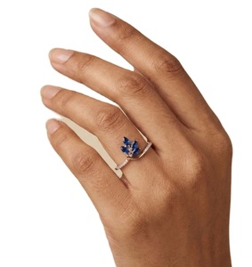 Bague intemporelle en or jaune massif avec diamant naturel rond taille brillant de 0,05 carat, bijou artisanal de haute joaillerie - Product Image 1