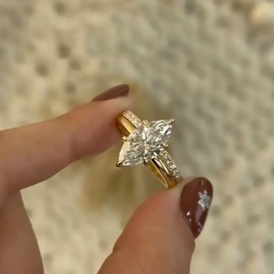 Anillo de Compromiso Solitario de Moissanita 925 de 4.0 Quilates con Corte Marquesa y Banda Pavé en Oro Blanco Chapado con Certificado IGI - Product Image 4