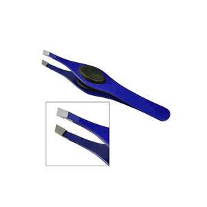 Pinzas para Cejas de Calidad Profesional con Punta Inclinada, Material de Acero Inoxidable y Acabado Dorado - Product Image 3