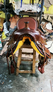 Sillín de caballo personalizado de alta comodidad para montar sillín de carreras de barril occidental de cuero genuino elegante en marrón con juego de tachuelas - Product Image 4