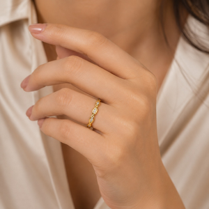 Anillo de banda retorcida con diamantes cultivados en laboratorio, oro de 14 quilates |   Claroza VVS-VS, Color D |   Proveedor de Joyería Fina de Lujo |   Anillo de Boda al por Mayor - Product Image 3