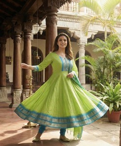 ชุดเดรสผ้าฝ้ายลายแจ็คการ์ดปักลายลูกไม้แบบดั้งเดิม พร้อมผ้าคลุมไหล่ สำหรับงานเทศกาล ราคาขายส่ง เสื้อผ้าชาติพันธุ์ สีเขียวพาร็อต - Product Image 4