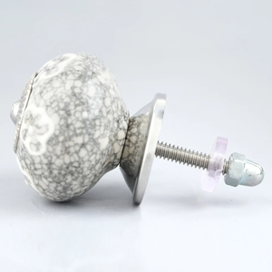 Poignées de meuble contemporaines en céramique craquelée blanche faites à la main pour tiroirs, commodes, portes, bars à domicile, cuisines et placards - Product Image 4