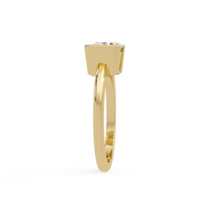 Anillo de compromiso de lujo con diamante cultivado en laboratorio de corte esmeralda de 2.00 CT, engaste medio bisel orientado de este a oeste, en oro amarillo de 14K, para bodas y fiestas - Product Image 3
