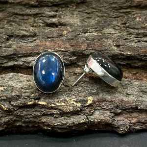 Boucles d'oreilles clous en argent sterling 925 avec labradorite bleue, faites à la main, délicates, style bohème, ovales, minimalistes, certifiées IGI, pour anniversaire ou fête - Product Image 4
