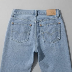 Jean cargo en denim bleu clair pour homme, taille haute, coupe ample, style utilitaire, en coton, délavage sable, collection printemps - Product Image 5