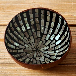 Bols en coquille de noix de coco naturelle en gros à prix abordable avec motifs gravés, parfaits pour servir des smoothies ou fabriquer des bougies en vrac - Product Image 4