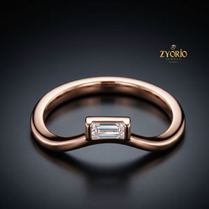 Bague minimaliste pour femme en or 10 carats sertie de diamants baguette cultivés en laboratoire - Product Image 4