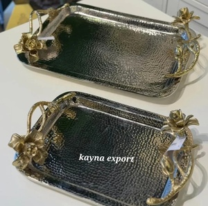 Ensemble de 2 plateaux de service mobiles en métal artisanal moderne de luxe, design martelé, poignée en forme de branche dorée, pour le ramadan et les mariages, pour servir des collations - Product Image 1