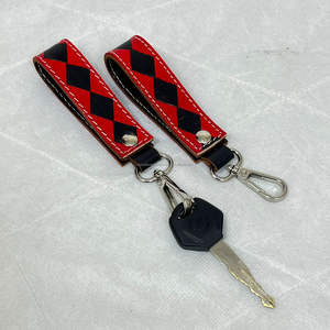 พวงกุญแจหนังแท้ลายตารางหมากรุกแบบใหม่ล่าสุดจากงาน March Expo พร้อมสายคล้องข้อมือ  OEM รับผลิตตามแบบ  ตัวหนีบกุญแจพร้อมตัวล็อคโลหะ สำหรับทุกเพศ - Product Image 4