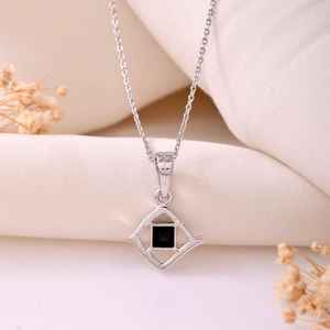Pendentif carré en onyx noir taille princesse, en argent sterling, bijou minimaliste avec pierre précieuse, cadeau pour femme - Product Image 1