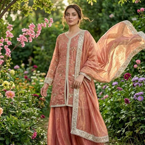 Traje de seda para fiesta con adornos de remaches y moti, y dupatta de cuatro lados - Product Image 1