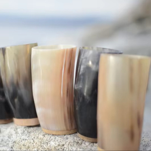 Corne à boire viking 100 % naturelle sur mesure, tasse à bière artisanale, écologique, avec emballage personnalisé, accessoire idéal pour les fêtes - Product Image 1