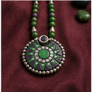 Collier Bohème Vert Soleil Éclatant avec Pendentif Perlé, Bijou Ethnique pour Femme, Idéal Cadeau, Fête, Mariage - Product Image 6