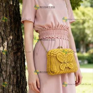 Bolso cruzado tejido de paja con diseño de mariposa, bolso de hombro amarillo de estilo bohemio para mujer, portátil de 7 pulgadas - Product Image 1