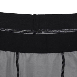 Shorts de compression légers et ergonomiques, conçus pour une liberté de mouvement facile et un soutien fiable lors des séances d'entraînement - Product Image 3