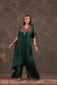 Top Largo con Adornos y Pantalón con Volantes en Verde - Product Image 3