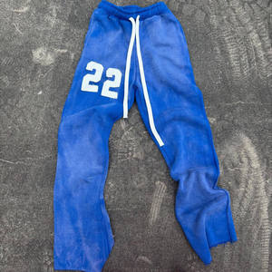 Ensemble survêtement streetwear personnalisé en molleton de coton vintage, comprenant un sweat à capuche décontracté uni délavé à l'acide et un pantalon de survêtement évasé, avec logo personnalisé et marque privée - Product Image 4