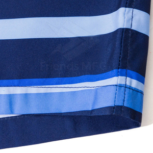 Short de bain rayé bleu marine personnalisable pour homme, taille élastique avec cordon de serrage, style rétro, tenue de plage et streetwear – Grande Vente - Product Image 5