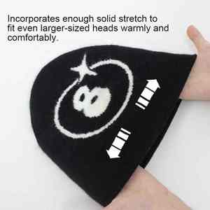 Bonnet en jacquard noir uni sans revers pour homme, personnalisable avec logo sur toute la surface, fabriqué par le fabricant - Product Image 3