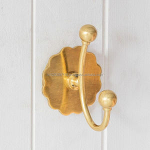 Ganchos de pared de latón resistente diseñados para uso residencial y comercial a largo plazo con construcción de montaje en pared duradera y de calidad. - Product Image 5