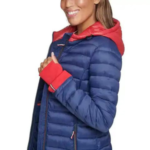 Chaqueta acolchada de plumón para mujer, diseño personalizado, color morado y rojo, con capucha y cuello acolchado, para invierno. - Product Image 5