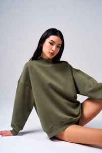ผู้หญิงสวยสง่าสวมเสื้อสเวตเชิ้ตคอเต่าสีพีชเนื้อนุ่ม พร้อมขอบลูกไม้ประณีตที่คอเสื้อและแขนเสื้อในบรรยากาศสตูดิโอสุดหรู - Product Image 6