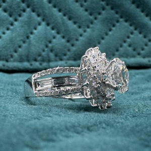 Magnífico Anillo de Diamante Cultivado en Laboratorio de 4.03 CT, Corte Redondo, en Oro Blanco de 14K para Mujer - Product Image 4