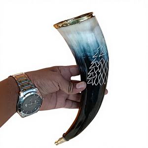 Cuerno de cerveza de estilo escandinavo tradicional hecho de cuerno de ganado natural con revestimiento interior apto para alimentos y acabado pulido. - Product Image 1