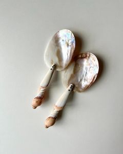 Cuillère à caviar en nacre faite à la main, vaisselle en coquillage naturel, ustensile de luxe pour la présentation en restaurant - Product Image 6