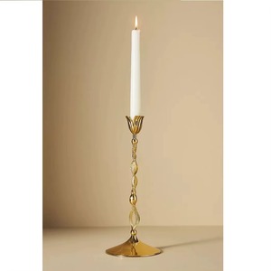 Support de bougie en laiton fait main, durable et écologique, avec tige torsadée et coupelle en forme de tulipe, tendance actuelle pour la décoration intérieure - Product Image 1