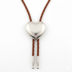 Corbata bolo con diseño novedoso, chapada en oro, con forma de corazón y correa de cuero. - Product Image 6